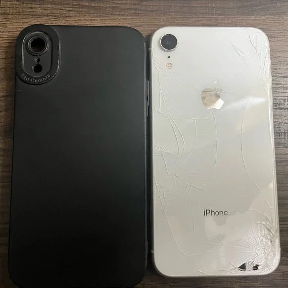 Apple iPhone XR - White cracked screen working condition w/ case Verizon 128gb - Picture 1 of 3
